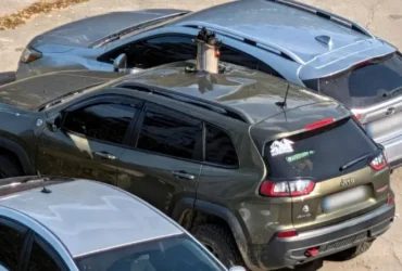 Уламок російського дрона пробив дах автомобіля в Києві (фото)
