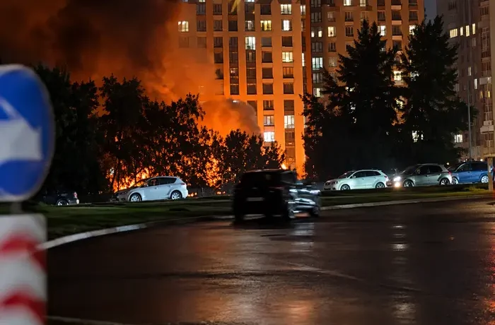 Російський дрон влучив у 25-поверхівку в Києві: на місці спалахнула пожежа