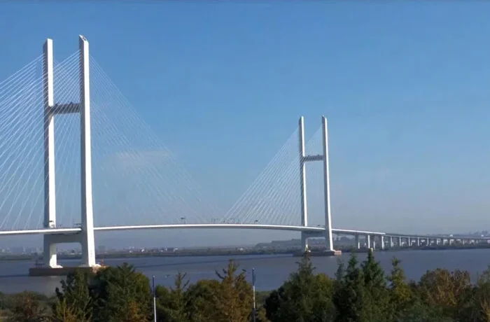 Китай та Північна Корея відкрили міст, який простояв без руху 12 років