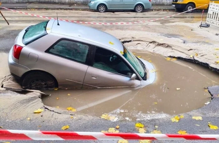 У Києві через аварію на водопроводі машина провалилася під асфальт: рух обмежено