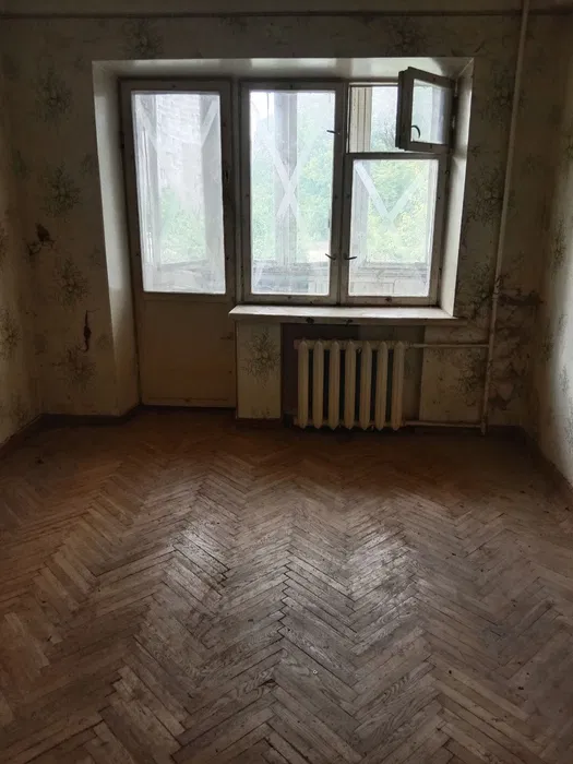 Кімната має велике вікно із виходом на засклений балкон