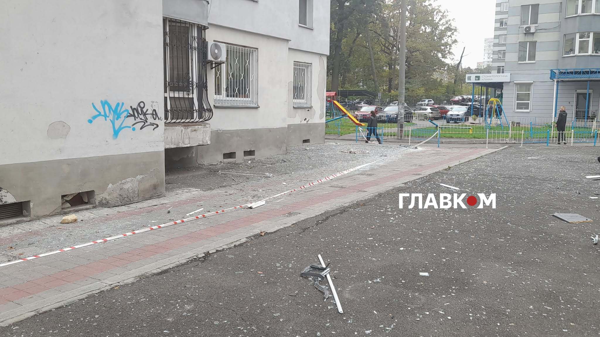 Удар по багатоповерхівці у Святошині: який вигляд має будинок після атаки (фоторепортаж) фото 2