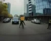 У Києві велосипедист ледь не потрапив під авто, ухиляючись від поліції: призначено перевірку