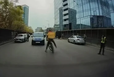 У Києві велосипедист ледь не потрапив під авто, ухиляючись від поліції: призначено перевірку