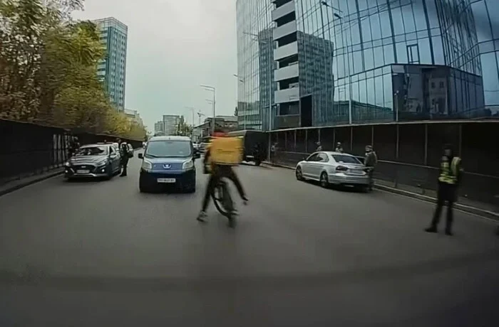 У Києві велосипедист ледь не потрапив під авто, ухиляючись від поліції: призначено перевірку