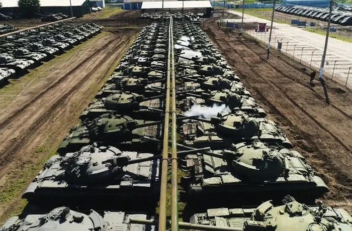 РФ почала накопичувати військову техніку на базах біля кордонів НАТО