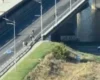 Транспортний колапс у Києві: жителі столиці переходять мости через Дніпро пішки (відео)