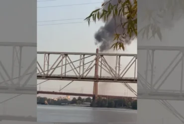 Дрон влучив у Північний міст Києва: відео моменту удару