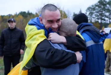 «Все добре, мам»: перші слова звільнених воїнів після повернення додому (відео)