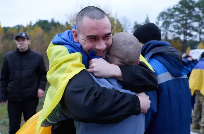 «Все добре, мам»: перші слова звільнених воїнів після повернення додому (відео)