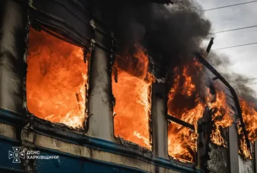 Окупанти вдарили по пасажирському електропоїзду в Харкові (фото)