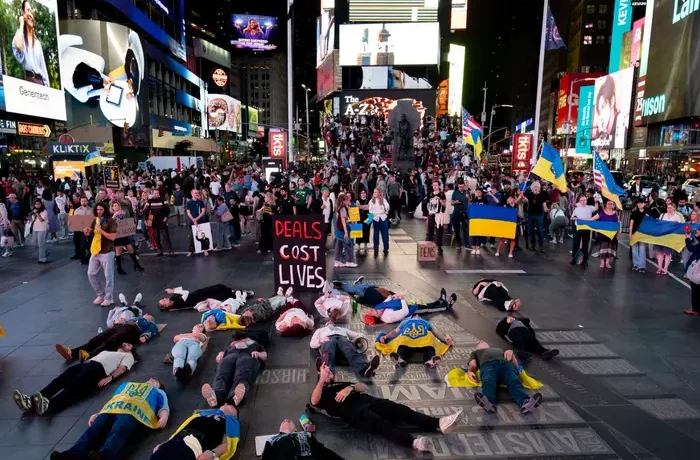 «Угоди коштують життів»: у Нью-Йорку прихильники України протестували проти послаблення санкцій РФ