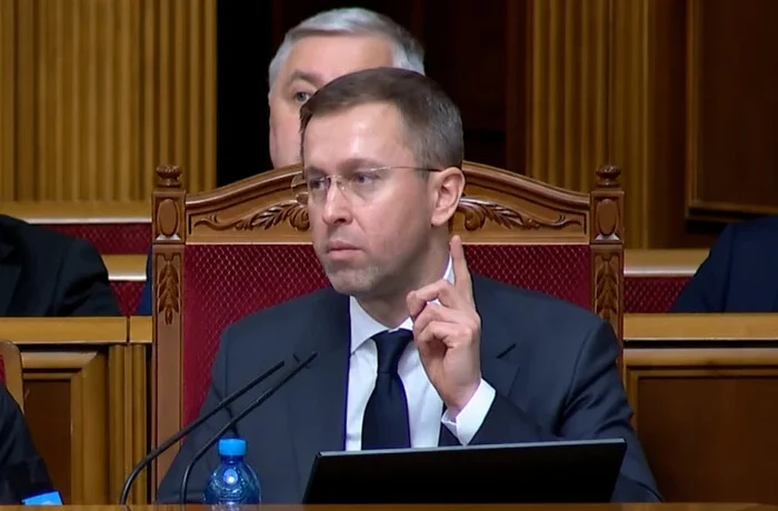 Уряд переглядає правила бронювання. Прем’єр навів приклад, коли зі 100 заброньованих лише 20 виконують критичні роботи