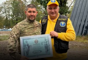 Ветеран із Прикарпаття створив найвищу в Україні дерев’яну гойдалку