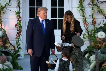 Хлопчик у радянській військовій формі отримав подарунок від Трампа у Білому домі (відео)