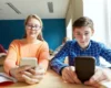 Освітня омбудсменка розкритикувала нові правила для смартфонів у школах Львівщини