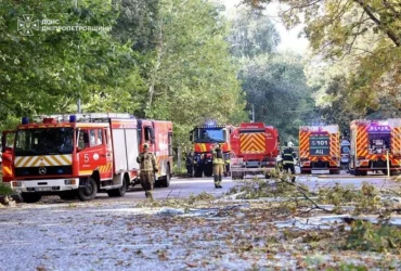 Дніпро: російський дрон влучив у гуртожиток, спалахнула пожежа