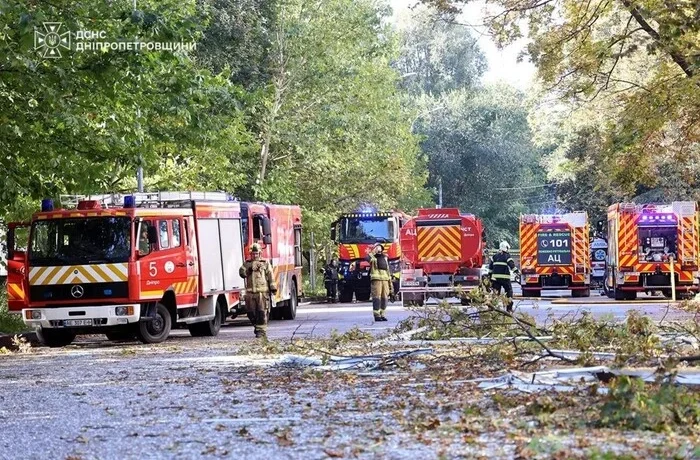 Дніпро: російський дрон влучив у гуртожиток, спалахнула пожежа