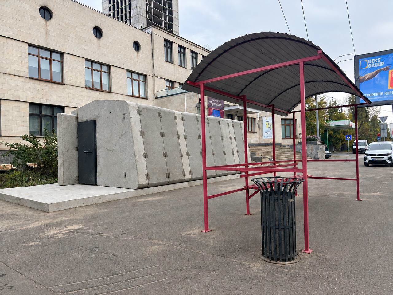 Перше мобільне укриття, встановлене на Берестейському проспекті біля зупинки «Парк Івана Багряного»