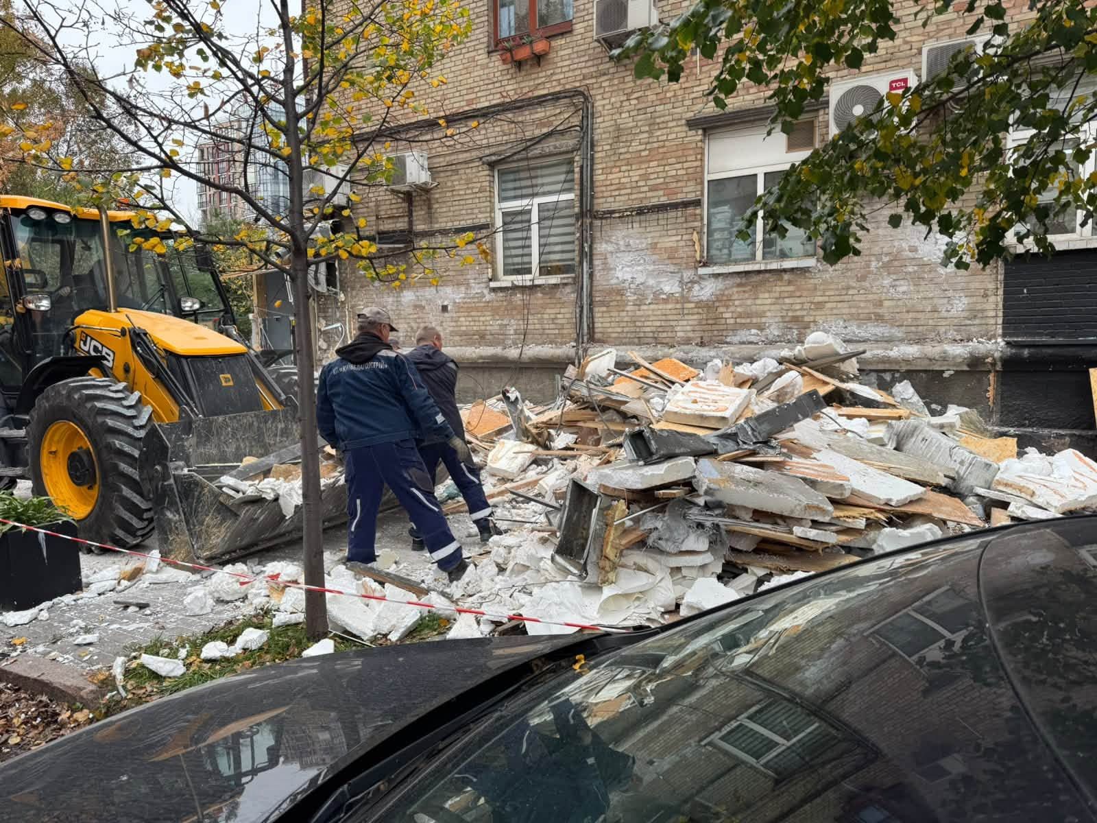 Демонтаж незаконної прибудови на вул. Антоновича