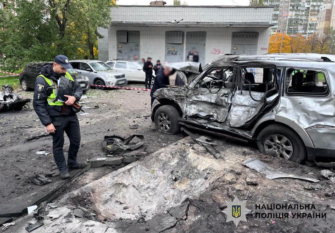 Пошкоджена автівка після ворожої атаки