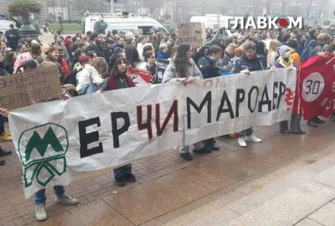 «Мер чи мародер». Сотні киян прийшли під КМДА вимагати відставки Кличка (фоторепортаж)
