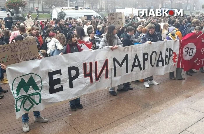 «Мер чи мародер». Сотні киян прийшли під КМДА вимагати відставки Кличка (фоторепортаж)