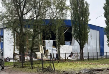 У Києві російська ракета пошкодила одну з головних льодових арен України