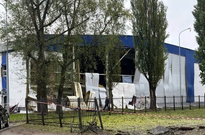 У Києві російська ракета пошкодила одну з головних льодових арен України