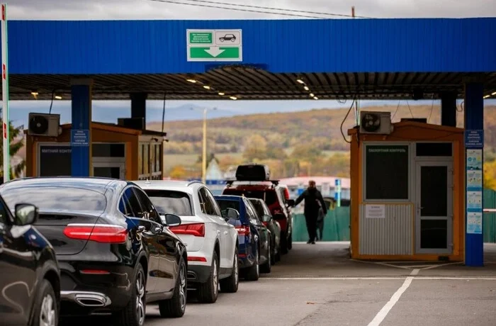 На кордоні зі Словаччиною утворилася черга на виїзд з України