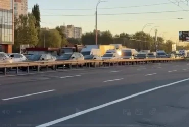 Після удару РФ по Північному мосту Київ скували затори (відео)