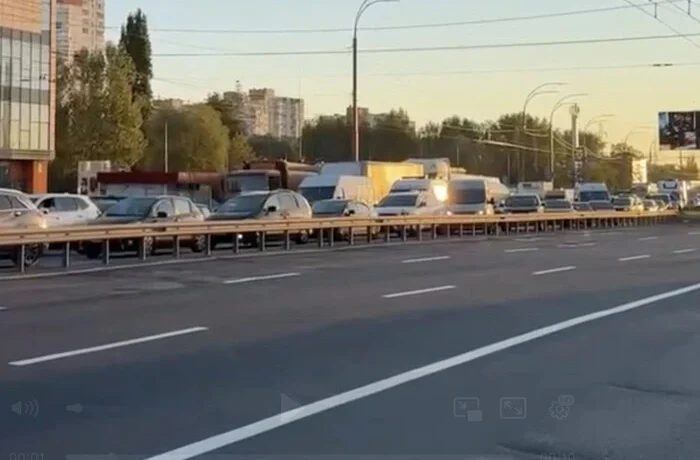 Після удару РФ по Північному мосту Київ скували затори (відео)