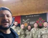 «Усі тут». Зеленський на фронті повторив легендарне відео перших днів вторгнення