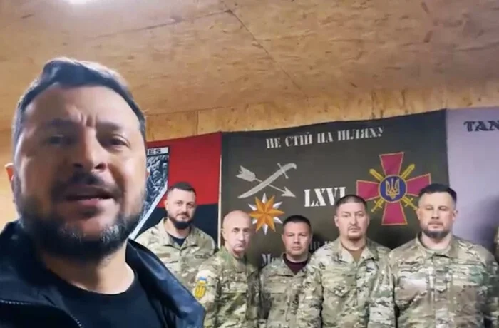 «Усі тут». Зеленський на фронті повторив легендарне відео перших днів вторгнення