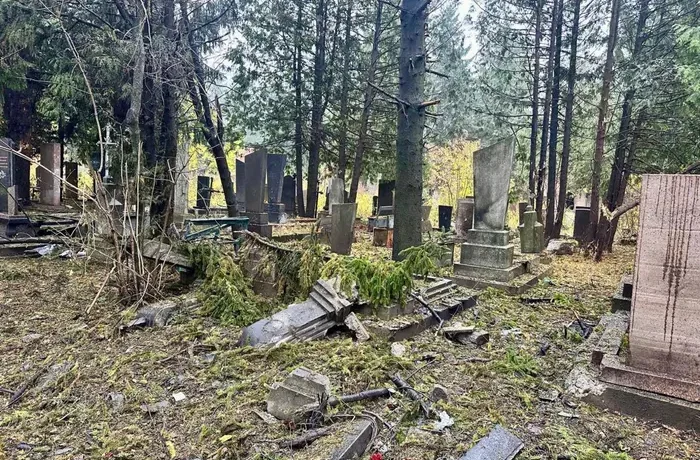 Окупанти атакували у Рівному кладовище, де поховані військові (фото)