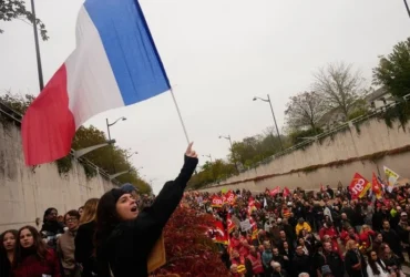 Франція пішла на поступки школярам: чому протести не вщухають