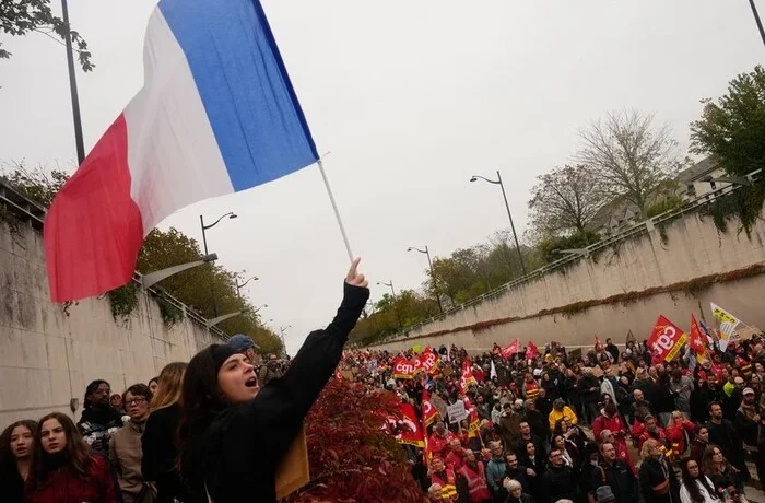Франція пішла на поступки школярам: чому протести не вщухають