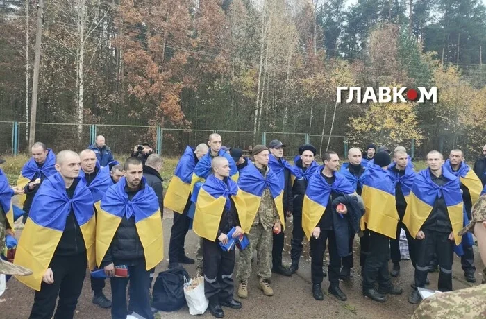 Колишній полонений упізнав серед звільнених військового, з яким був в одній камері (фото)