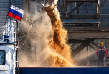 Росія вперше за три місяці відкрила вихід зерновозам з Азовського моря – Bloomberg