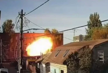 У мережі з’явилося відео прицільного удару російського дрона по школі у Києві