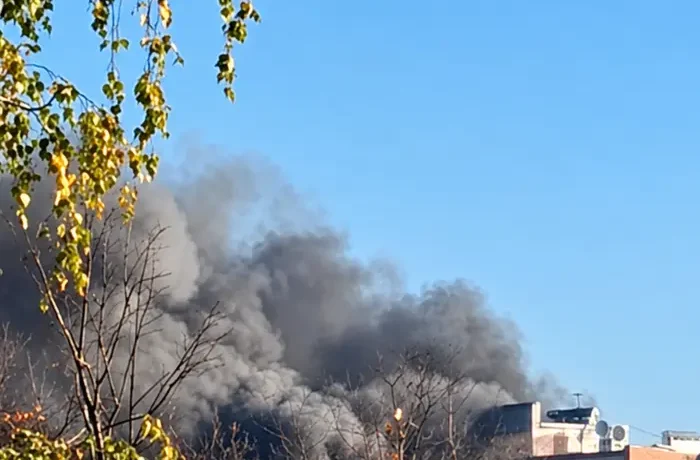 Окупанти вдарили по багатоповерхівці у Харкові: зруйновано верхні поверхи