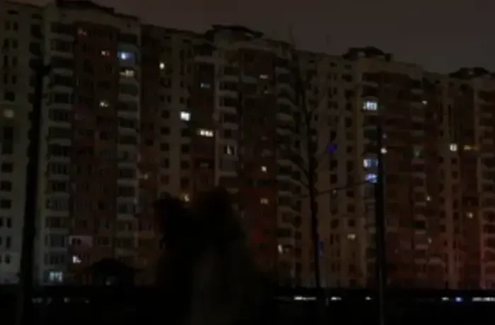 У Києві та передмістях частково зникло світло, фіксуються перепади напруги