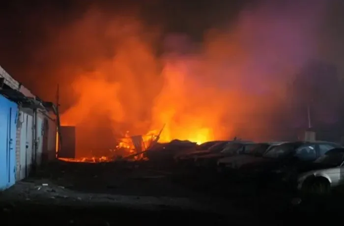 Окупанти вдарили по торговельному об’єкту в Запоріжжі: виникла пожежа