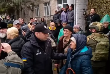 Українська делегація з евакуйованими мешканцями Олешок вирушила до Анапи (відео)