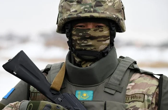 Поїхали на заробітки, опинилися на фронті. Казахстан взявся повертати громадян