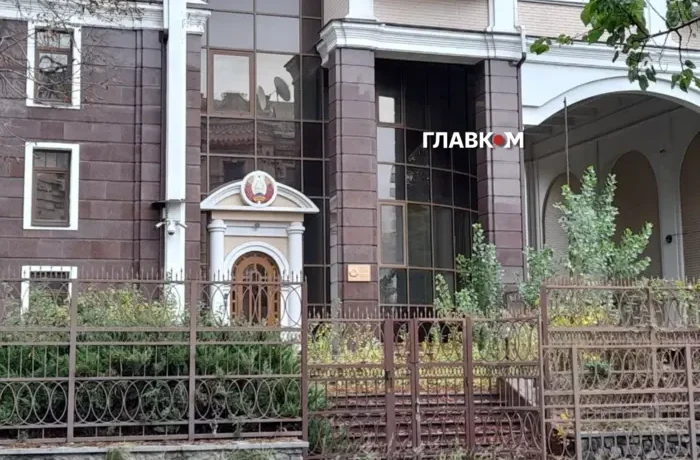 Дипломатія в кущах. Який вигляд тепер має покинуте посольство Білорусі в Києві (фото)