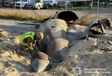 Біля будинків у Дарницькому районі впала нездетонована ракета (фото)