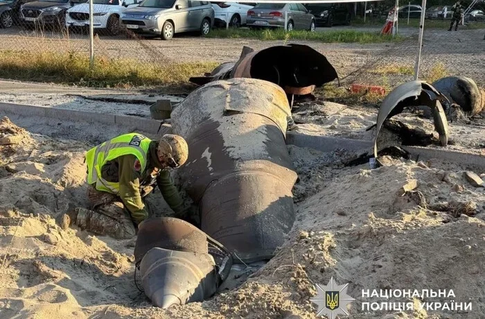 Біля будинків у Дарницькому районі впала нездетонована ракета (фото)
