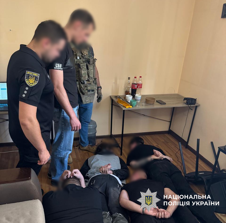 Затримано трьох чоловіків, яких підозрюють в організації шахрайського колцентру