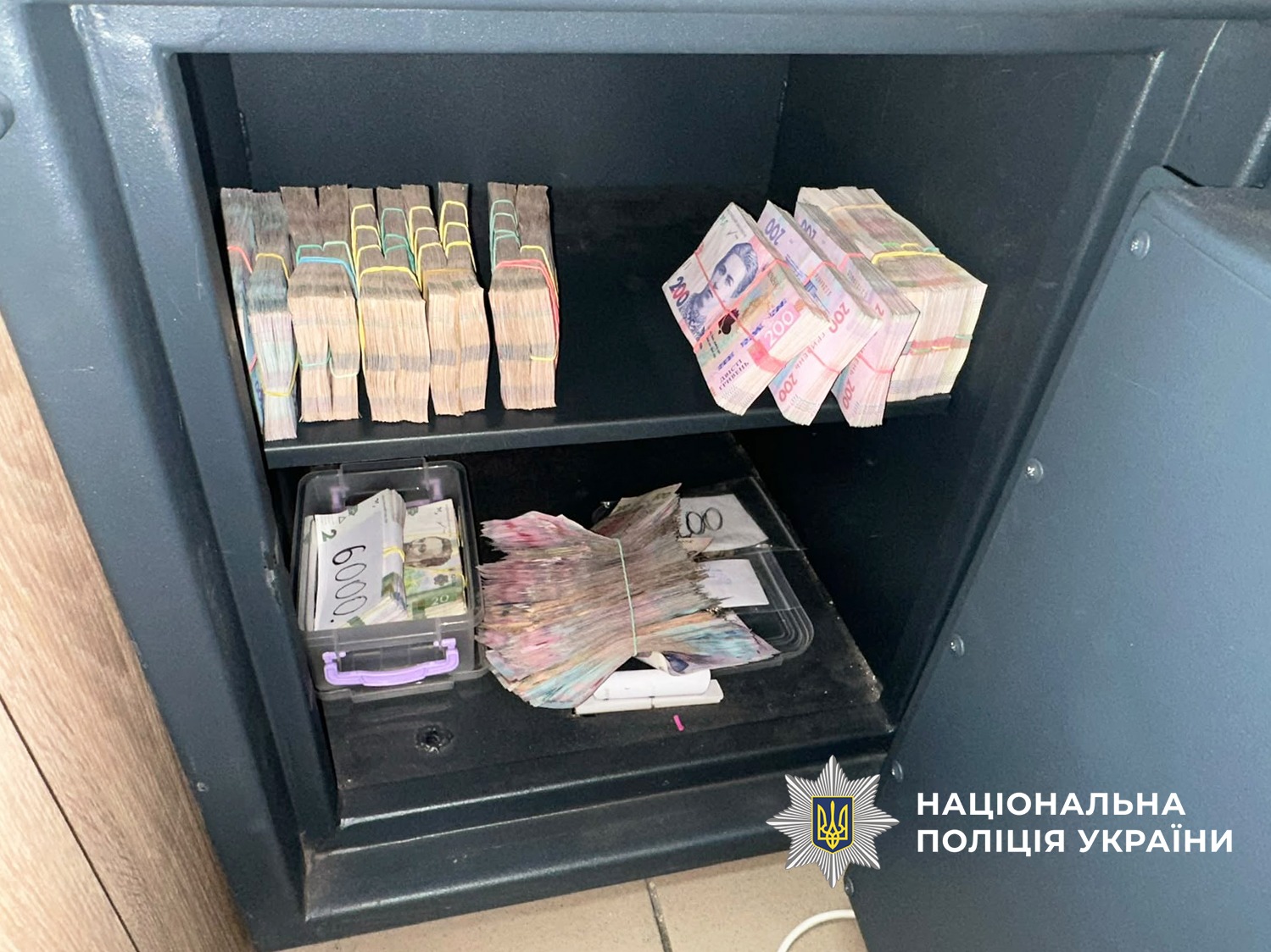 Правоохоронці вилучили понад 1,2 млн грн та іноземну валюту на суму понад 800 тис. грн у гривневому еквіваленті
